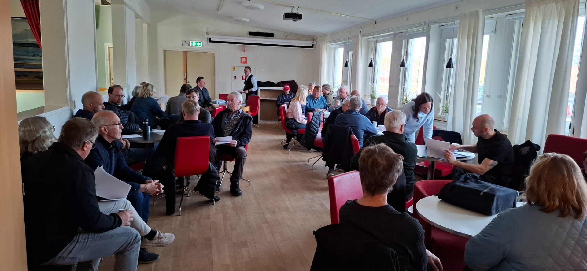 Hyfsat välbesökt. Mjoöns SFF körde sin årsstämma en halvtimme före vår stämma vilket bidrog en del.